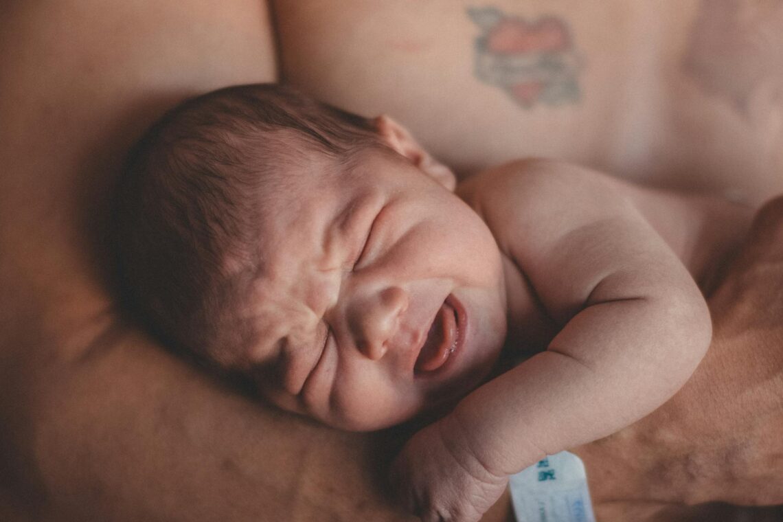 Handle colic newborn