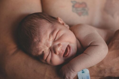 Handle colic newborn